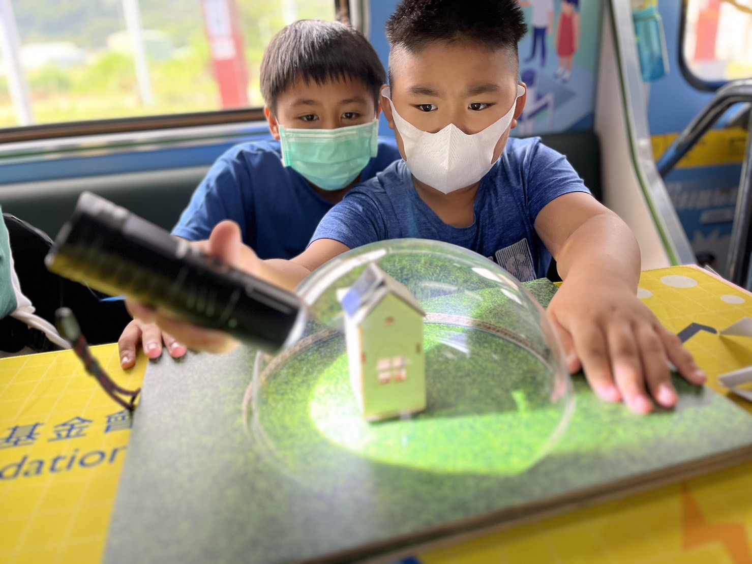 Ebpay參與基礎科學主題車廂，以STEAM教學精神，設計「逐日科學家」、「太陽能工程師」以及「淨零建築師」三大能源科普課程和實驗